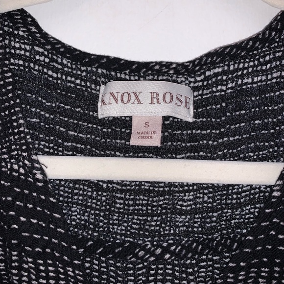 Knox Rose Black and White V-Neck Long Sleeve Lightweight Blouse - Picture 2 of 7